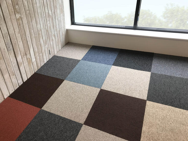 Interface Budget Isolation Mix / Bouclé / 50 cm x 50 cm / Mischung, Schwarz, Blau, Grau, Beige