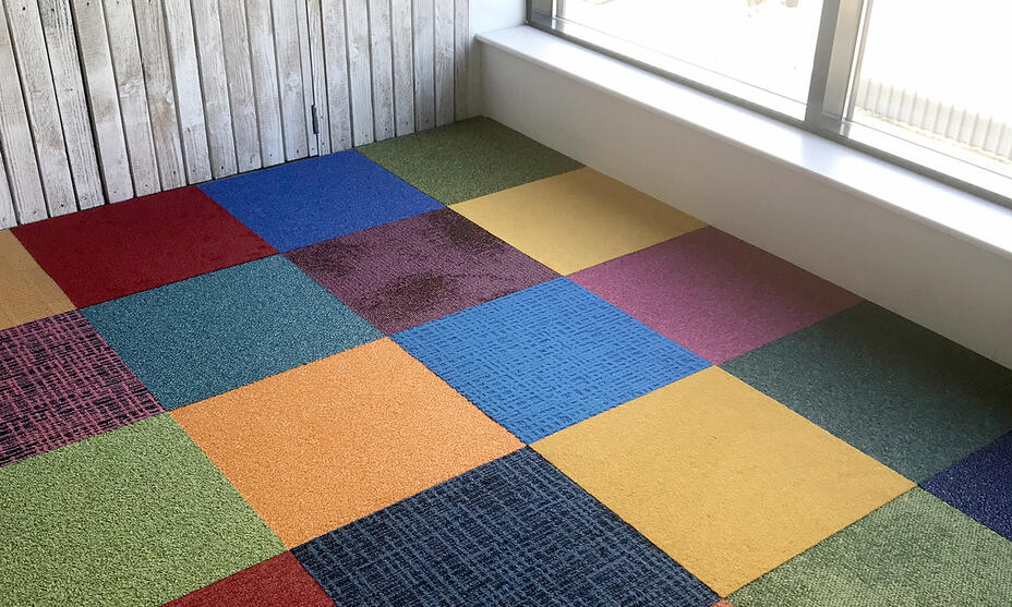 Gemischte Teppichfliesen / 